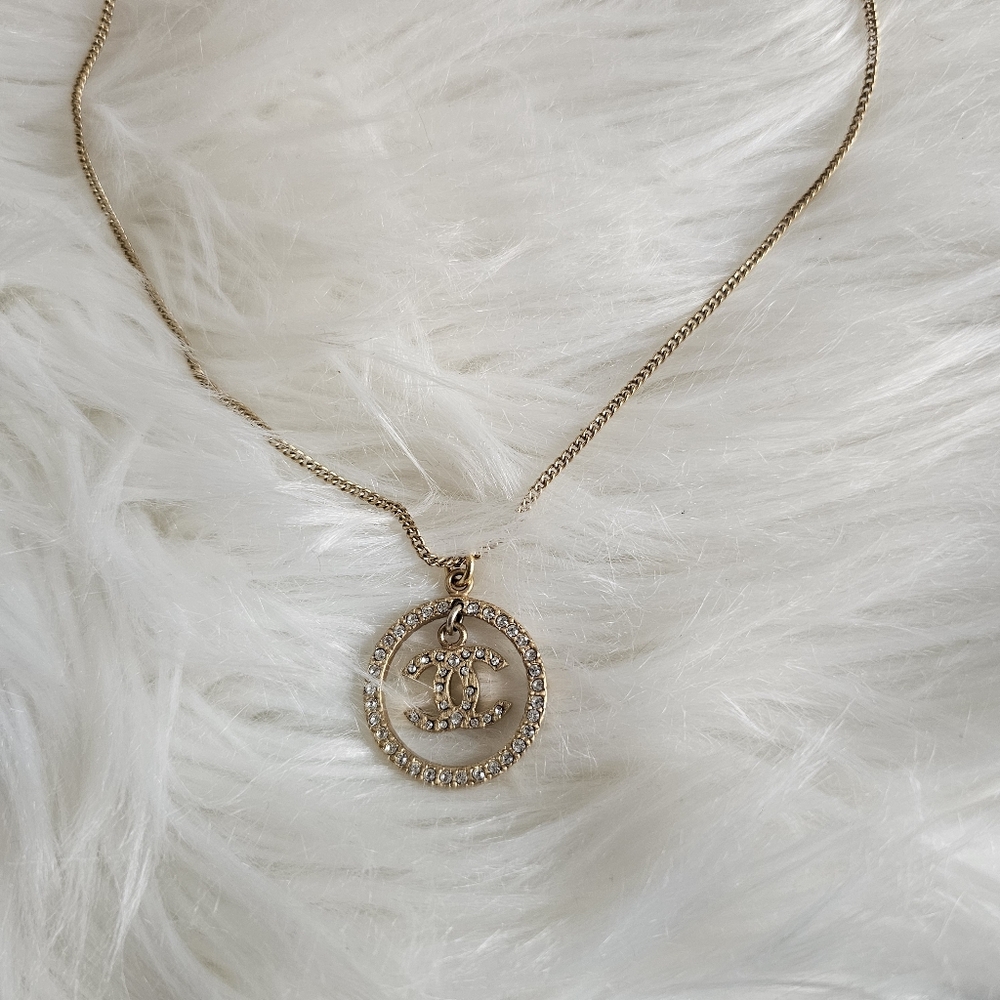 ✨ CHANEL Crystal Necklace ✨ - Picture 4 of 8